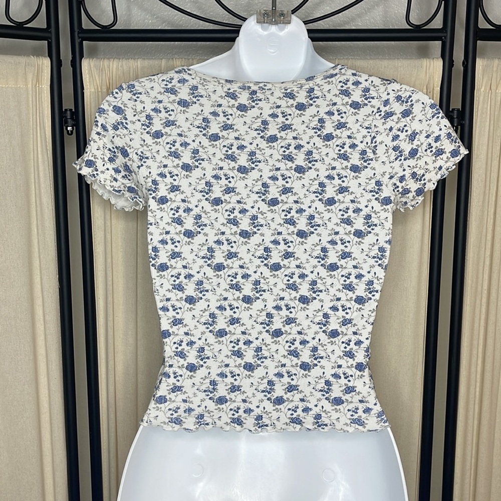 BRANDY MELVILLE WHITE & BLUE FLORAL CROP TOP ONE SIZE OR SIZE SMALL - Picture 3 of 9